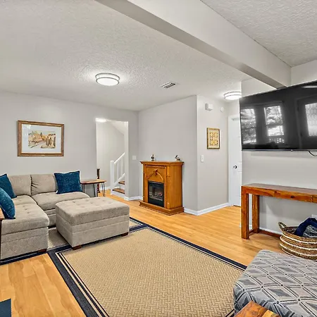 Villa Fullerwood Park Retreat, 5 Min To Downtown, Sleeps 6